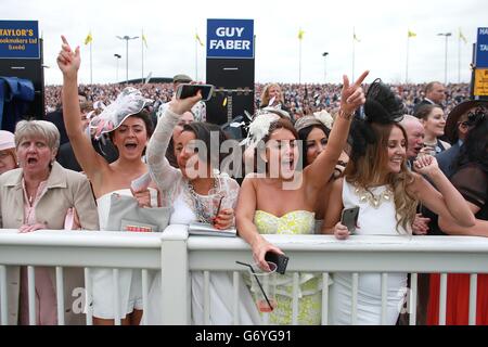 Horse Racing - der Crabbie Grand National 2014 - Ladies Day - Aintree Racecourse Stockfoto