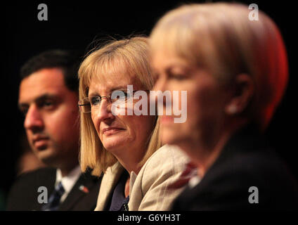 Der stellvertretende Vorsitzende der Scottish Labour Party Anas Sarwar, zusammen mit der Schattenstaatssekretärin für Schottland Margaret Curran (Mitte) und dem Vorsitzenden der Scottish Labour Party Johann Lamont, während einer Q- und EINER Sitzung auf der Konferenz der Scottish Labour Party in der Perth Concert Hall in Perth. Stockfoto