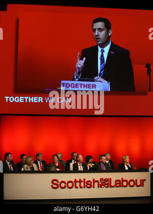 Der stellvertretende Vorsitzende der Scottish Labour Party Anas Sarwar, zusammen mit der Schattenstaatssekretärin für Schottland Margaret Curran (Mitte) und dem Vorsitzenden der Scottish Labour Party Johann Lamont, während einer Q- und EINER Sitzung auf der Konferenz der Scottish Labour Party in der Perth Concert Hall in Perth. Stockfoto