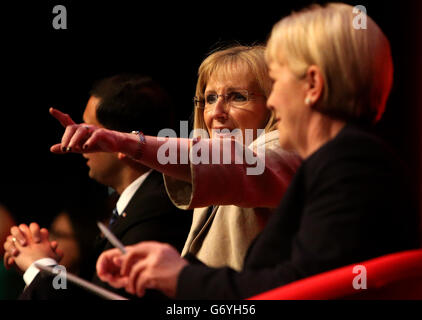 Der stellvertretende Vorsitzende der Scottish Labour Party Anas Sarwar, zusammen mit der Schattenstaatssekretärin für Schottland Margaret Curran (Mitte) und dem Vorsitzenden der Scottish Labour Party Johann Lamont, während einer Q- und EINER Sitzung auf der Konferenz der Scottish Labour Party in der Perth Concert Hall in Perth. Stockfoto