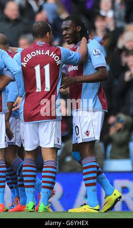 Christian Benteke (rechts) von Aston Villa feiert die Teameröffnung Tor mit Teamkollege Gabriel Agbonlahor Stockfoto