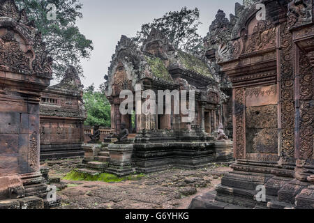 Das Mandapa (Eingang Kammer, Gebetssaal) am Banteay Srei (Citidal der Frauen), in der Nähe von Siem Reap, Kambodscha Stockfoto