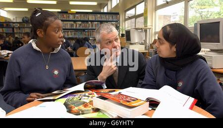 David Bell, Oberinspektor der Schulen Ihrer Majestät (HMCI), bei einem Besuch der Sir John Cass Foundation und der Redcoat Church of England Secondary School in Stepney, Ost-London. Sein Besuch stand vor einem heute vorgelegten Bericht über die Errungenschaften der Schüler des bangladeschischen Kulturerbes. Stockfoto