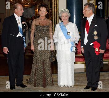 Die britische Königin Elizabeth II. (2. Rechts) und der Herzog von Edinburgh (links) bei einem Staatsbankett zu Ehren des polnischen Präsidenten Aleksander Kwasniewski (rechts) und seiner Frau Jolande (2. Links) im Buckingham Palace, London. Stockfoto