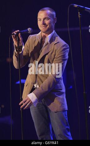 Sänger Ronan Keating auf der Bühne während einer Benefizshow, die von der italienischen Sängerin Zucchero zur Unterstützung des UNHCR-Flüchtlingsfonds der Vereinten Nationen in der Royal Albert Hall im Zentrum von London organisiert wurde. Stockfoto