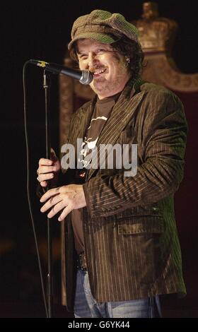 Der italienische Sänger Zucchero auf der Bühne während einer Benefizschau zugunsten des UNHCR-Flüchtlingsfonds der Vereinten Nationen in der Royal Albert Hall im Zentrum von London. Stockfoto