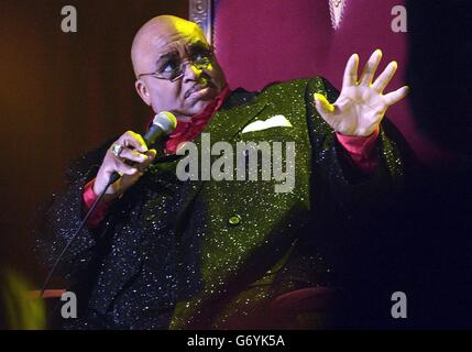 Sänger Solomon Burke auf der Bühne während einer Benefizshow, die vom italienischen Sänger Zucchero zur Unterstützung des UNHCR-Flüchtlingsfonds der Vereinten Nationen in der Royal Albert Hall im Zentrum von London organisiert wurde. Stockfoto