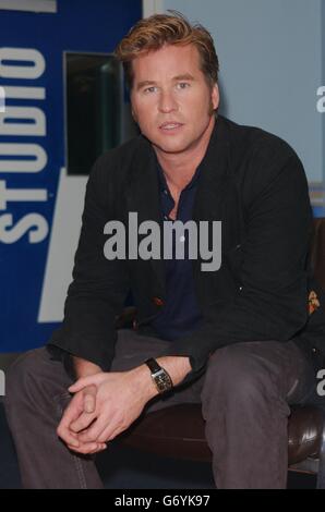 Val Kilmer MTV TRL Großbritannien. Der amerikanische Schauspieler Val Kilmer trat während seines Auftritts bei MTV TRL UK in den MTV Studios in Camden, Nord-London, auf. Stockfoto