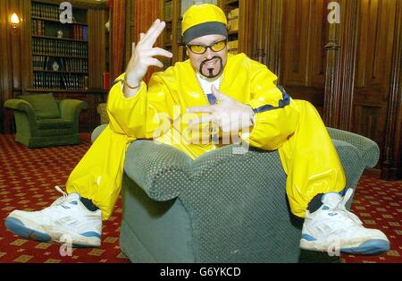 Der konservative Abgeordnete Alan Duncan in der Gestalt des Komikers „Ali G“. Duncan wählte sein Kostüm, bevor er während eines Auswärtstages der Konservativen Partei im Latimer House in Buckinghamshire an einer „Ballondebatte“ mit fünf anderen Abgeordneten teilnahm, eine Gelegenheit für die Abgeordneten, sich im Vorfeld der Wahlen im Juni für 24 Stunden Diskussionen und Briefings zu treffen. Stockfoto