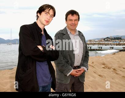 Schauspieler Cillian Murphy (links) und Regisseur Neil Jordan posieren für Fotografen während einer Fotoschau für das Frühstück auf Pluto am Carlton Beach während der 57. Filmfestspiele von Cannes in Frankreich. Stockfoto