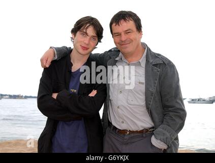 Schauspieler Cillian Murphy (links) und Regisseur Neil Jordan posieren für Fotografen während einer Fotoschau für das Frühstück auf Pluto am Carlton Beach während der 57. Filmfestspiele von Cannes in Frankreich. Stockfoto