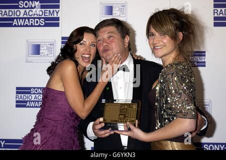 Die Sängerin Dannii Minogue (links) verleiht den Heart FM DJ's Jono Coleman und Harriet Scott den Sender of the Year: 1 Million Plus Award während der Sony Radio Academy Awards 2004, die im Grosvenor House Hotel in der Park Lane, London, stattfinden. Stockfoto