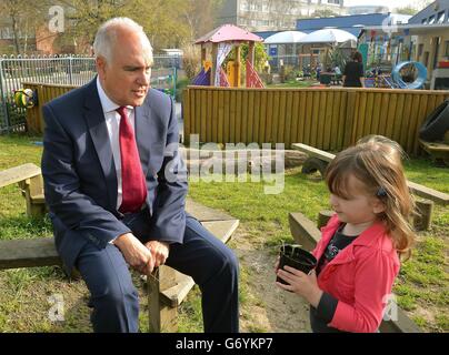 Sir Michael Wilshaw, Ofsted Chief Inspector, mit Derin Sarioglu während seines Besuchs in der Windrush Nursery in Woolwich im Südosten Londons, bevor der Ofsted Early Years Annual Report veröffentlicht wurde. Stockfoto