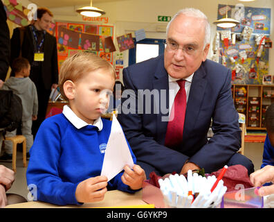 Sir Michael Wilshaw, Ofsted Chief Inspector, mit Rhys Lockyer (links) während seines Besuchs in der Windrush Nursery in Woolwich im Südosten Londons, bevor der Ofsted Early Years Annual Report veröffentlicht wurde. Stockfoto