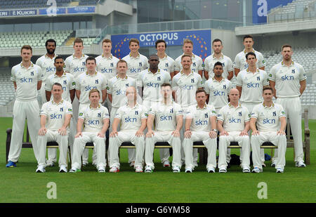 Warwickshire's (erste Reihe von links nach rechts) Rikki Clarke, Ian Westwood, Jonathan Trott, Jim Troughton, Ian Bell, Tim Ambrose, Chris Woakes. (Mittlere Reihe, von links nach rechts) Oliver Hannon-Dalby, Varun Chopra, Peter McKay, William Portfield, Keith Barker, Laurie Evans, Ateeq Javid, Chris Wright, Boyd Rankin. (Hintere Reihe, von links nach rechts) Recordo&ACIRC; Gordon, Tom Lewis, Tom Milnes, Sam Hain, Freddie Coleman, Jonathon Webb, Paul Best, Richard Jones posieren für eine Teamgruppe in ihrem LV= County Championship Kit während des Medientages in Edgbaston, Birmingham. Stockfoto