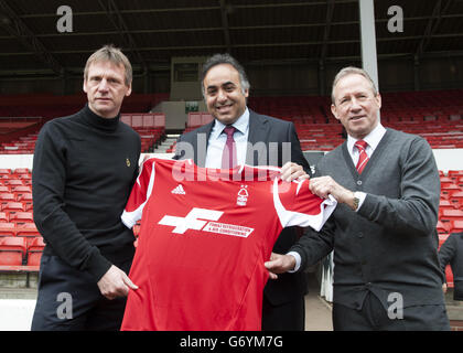 Fußball - Nottingham Forest Pressekonferenz - The City Ground. Stuart Pearce (links) Fawaz Al-Hasawi (Mitte) und John McGovern zeigen stolz das Nottingham Forest Shirt auf dem City Ground Stockfoto