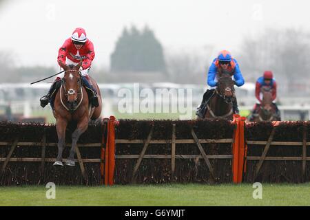 Der New One von Sam Twiston-Davies (links) gewinnt die Doom Bar Aintree Hürde vom späteren dritten Platz Diakali mit Tony McCoy (rechts) Stockfoto