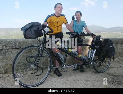 Jane Tomlinson, 40, aus Leeds in West Yorkshire, bereitet sich darauf vor, mit ihrem Bruder Luke auf dem Aufstieg zum Mont Ventoux in der Provence im Südosten Frankreichs Tandem zu fahren, um Geld für Macmillan Cancer Relief, Sparks, Hannah House und Leeds Acute Pediatric Services zu sammeln. Jane, die an Krebs im Endstadium erkrankt ist, fährt seit dem 3. Mai durchschnittlich 60 Meilen pro Tag, als sie ihre Mammutaufgabe begann, von Rom zu ihrem Haus in Rothwell, Leeds, zu reiten. Stockfoto