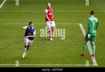 Fußball - Barclays Premier League - Everton / Arsenal - Goodison Park. Kevin Mirallas von Everton feiert das dritte Tor seiner Seite, ein eigenes Tor von Mikel Arteta von Arsenal Stockfoto