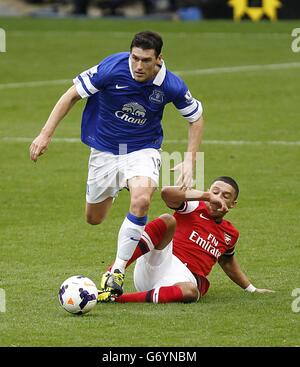 Fußball - Barclays Premier League - Everton / Arsenal - Goodison Park. Alex Oxlade-Chamberlain von Arsenal (rechts) und Gareth Barry von Everton kämpfen um den Ball Stockfoto