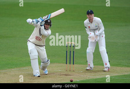 Steven Davies von Surrey im Batting-Action, während Glamorgan's Mark Wallace beim LV=County Championship, Division Two Match im Kia Oval, London, Wicket hält. Stockfoto