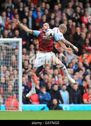 Liverpool's Martin Skrtel (rechts) und West Ham United's Andy Carroll kämpfen um den Ball Stockfoto