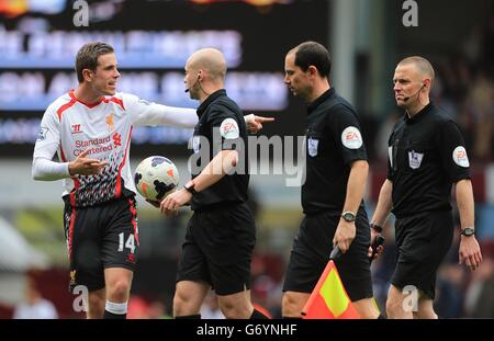 Liverpools Jordan Henderson (links) spricht mit dem Schiedsrichter Anthony Taylor (zweiter links) und den Schiedsrichtern Stuart Burt (rechts) und Stephen Child Stockfoto