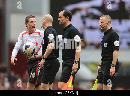 Liverpools Jordan Henderson (links) spricht mit dem Schiedsrichter Anthony Taylor (zweiter links) und den Schiedsrichtern Stuart Burt (rechts) und Stephen Child Stockfoto