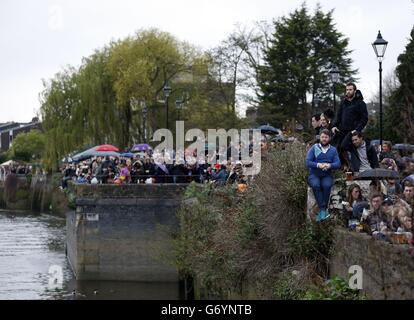 Zuschauer säumen das Nordufer der Themse in der Nähe des alten Schiffs in Chiswick, West London, um das BNY Mellon Boat Race zwischen Oxford und Cambridge Universitäten zu beobachten. Stockfoto