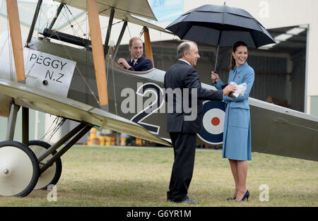 Die Herzogin von Cambridge lacht, als der Herzog von Cambridge im Cockpit eines Sopwith Pup sitzt, während sie die statische Ausstellung des Ersten Weltkriegs während der Gedenkveranstaltung des Ersten Weltkriegs im Omaka Aviation Heritage Center in Blenheim während ihrer offiziellen Tour nach Neuseeland sehen. Stockfoto