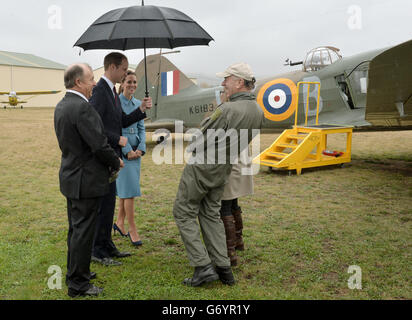 Der Herzog und die Herzogin von Cambridge sehen die statische Ausstellung des Ersten Weltkriegs während der Veranstaltung des Ersten Weltkriegs im Omaka Aviation Heritage Centre in Blenheim, während ihrer offiziellen Tour nach Neuseeland. Stockfoto