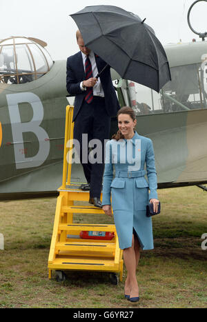 Der Herzog und die Herzogin von Cambridge gehen die Stufen eines Avro Anson Flugzeugs hinunter, während sie die statische Ausstellung des Ersten Weltkriegs während der Veranstaltung des Ersten Weltkriegs im Omaka Aviation Heritage Centre in Blenheim am dritten Tag ihrer offiziellen Tour nach Neuseeland sehen. Stockfoto