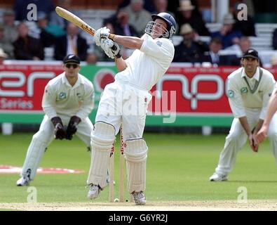 Der englische Andrew Strauss zieht den Ball vom Bowling des neuseeländischen Chris Cairns am zweiten Tag des ersten npower-Testspieles in Lords, St. John's Wood, London, Freitag, 21. Mai 2004. Stockfoto