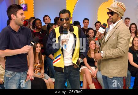 (Von links nach rechts) MTV-Moderator Dave Berry mit Rick Rock und Shaggy während ihres Gastauftritts bei MTV TRL UK in den MTV Studios in Camden, Nord-London. Stockfoto