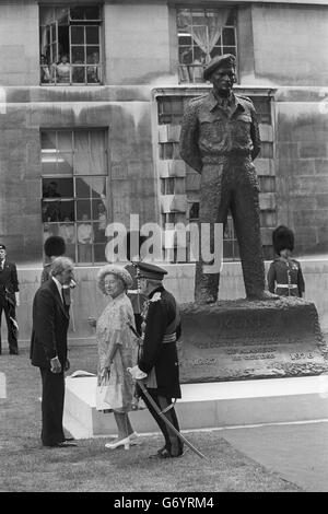 Die Queen Mother trifft auf den Bildhauer Oscar Nemon (l.), den Schöpfer der 10 m hohen Bronzefigur des Feldmarschalls Viscount Montgomery von Alamein, die sie in Whitehall, London, enthüllte. Neben ihnen ist Feldmarschall Lord Harding von Petherton (r), der jetzt 84 Jahre alt ist. Stockfoto