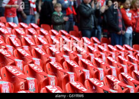 Arsenal-Fans werden während einer Minutenerinnerungan die 96 Sitze, die als Tribut an die 96 Liverpool-Fans, die bei der Katastrophe von Hillsborough ihr Leben verloren haben, leer gelassen werden, vor dem Halbfinale des FA Cup im Wembley Stadium in London gesehen. Stockfoto