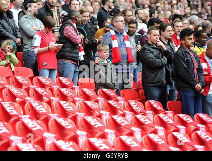 Arsenal-Fans werden während einer Minutenerinnerungan die 96 Sitze, die als Tribut an die 96 Liverpool-Fans, die bei der Katastrophe von Hillsborough ihr Leben verloren haben, leer gelassen werden, vor dem Halbfinale des FA Cup im Wembley Stadium in London gesehen. Stockfoto