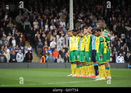 Die Spieler von Norwich City beobachten eine Schweigeminute zu Ehren von Diejenigen, die bei der Katastrophe in Hillsborough ihr Leben verloren haben Stockfoto