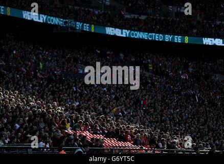 Eine allgemeine Ansicht der Menge und der 96 Sitze, die leer gelassen werden, als Hommage an die 96 Liverpool-Fans, die ihr Leben bei der Hillsborough-Katastrophe verloren haben Stockfoto