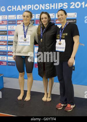 Francesca Halsall (Mitte) nach dem Gewinn der Frauen öffnen 50m Freestyle mit Sian Harkin (links) und Amy Smith (rechts) während der British Gas Swimming Championships 2014 im Tollcross International Swimming Centre, Glasgow. Stockfoto