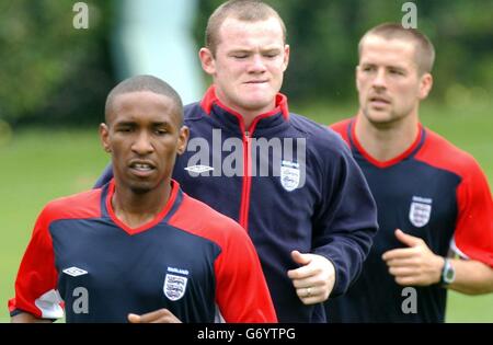 Jermain Defoe, Wayne Rooney und Michael Owen von England (von links nach rechts) während einer Trainingseinheit im Forte Village Hotel Complex auf Sardinien. England ist in Sardinien für die Vorbereitung vor der Euro 2004 Stockfoto