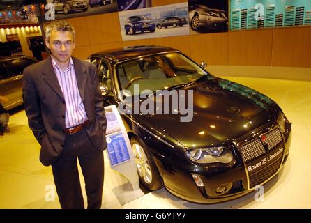 Der ehemalige britische Dreifachspringer Jonathan Edwards mit der neuen Rover 75 Limousine auf der Sunday Times Motor Show Live im NEC, Birmingham. Stockfoto