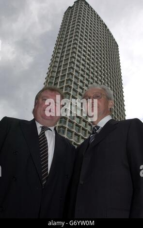 Digby Jones, links, Generaldirektor der Confederation of British Industry, stellt am Hauptsitz der Organisation in London den neuen CBI-Präsidenten John Sunderland vor. Stockfoto