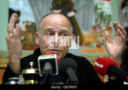 Eamonn McCann, Kandidat der Sozialistischen Umweltallianz für die Europawahl beim Start des Parteiprogramms im Jury's Inn, Belfast. Er sagte, Taoiseach Bertie Ahern sollte die Einladung an US-Präsident George W. Bush zurückziehen, an einem Gipfel der Staats- und Regierungschefs der Europäischen Union in Irland teilzunehmen. Stockfoto