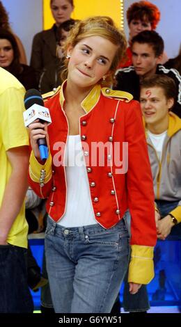 Harry Potter Schauspielerin Emma Watson während ihres Gastauftritts bei MTV TRL UK in den MTV Studios in Camden, Nord London. Stockfoto