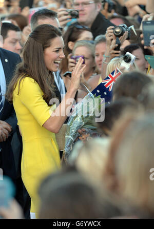 Die Herzogin von Cambridge trifft die Menge, als sie das Sydney Opera House verlässt, nachdem sie am zehnten Tag ihrer offiziellen Tournee nach Neuseeland und Australien vom Gouverneur und Premierminister von New South Wales empfangen wurde. Stockfoto