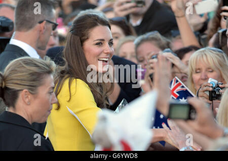 Der Herzog und die Herzogin von Cambridge treffen die Menge, als sie das Sydney Opera House verlassen, nachdem sie am zehnten Tag ihrer offiziellen Tour nach Neuseeland und Australien vom Gouverneur und Premierminister von New South Wales empfangen wurden. Stockfoto