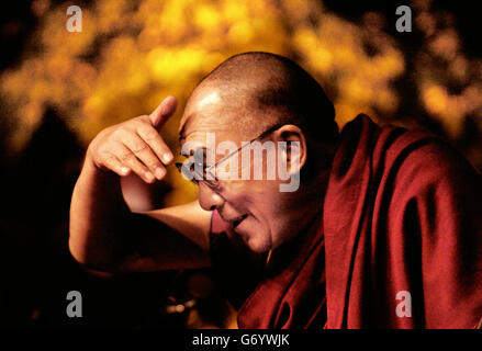 Der Dalai Lama schaut vor seinem Vortrag in Glasgow von der Bühne des Scottish Exhibition and Conference Centre. Der Dalai Lama ist auf der letzten Etappe seiner UK-Tour. Stockfoto