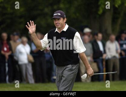 Der englische Nick Faldo kommt auf dem 18. Green an, während der dritten Runde der Volvo PGA Championships im Wentworth Golf Club, Virginia Water, Surrey. Stockfoto