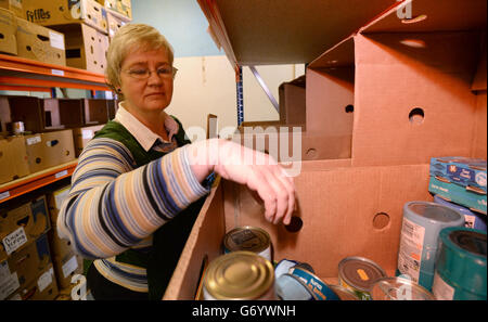 Die Volontärin Vanessa Dickson, 58, hilft bei der Lebensmittelzustellung aus den Regalen, um sie einer Familie in der Bromley Borough Foodbank in Orpington, einem Teil des Trussell Trust, zu geben, da im vergangenen Jahr fast eine Million Erwachsene und Kinder Notvorräte von Lebensmittelbanken erhielten. Ein neuer Bericht hat ergeben, dass der Anstieg um 163 % im Vergleich zu den letzten 12 Monaten angesichts steigender Lebenshaltungskosten, niedriger Löhne und Wohlfahrtsprobleme zunimmt. Stockfoto